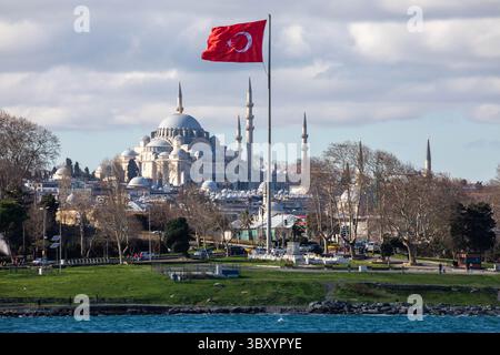 19. Dezember 2021: Blick auf die Suleymaniye-Moschee, die von Suleiman dem Großen in Auftrag gegeben und vom kaiserlichen Architekten Mimar Sinan in Istanbul, Türkei, am 19. Dezember 2021 entworfen wurde. (Bild: © Tolga Ildun/ZUMA Press Wire) Stockfoto