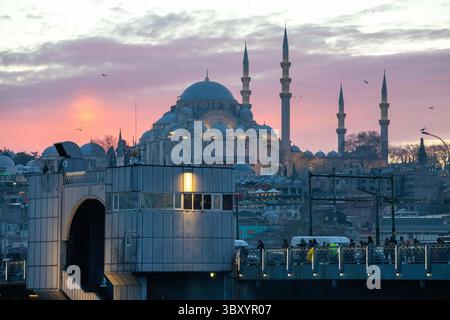 19. Dezember 2021: Blick auf die Suleymaniye-Moschee, die von Suleiman dem Großen in Auftrag gegeben und vom kaiserlichen Architekten Mimar Sinan in Istanbul, Türkei, am 19. Dezember 2021 entworfen wurde. (Bild: © Tolga Ildun/ZUMA Press Wire) Stockfoto