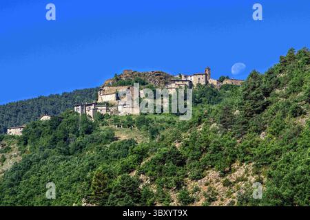 29. Juni 2021, Lleida, Spanien: Panoramablick auf das Dorf Bar im CadÃ­-Gebirge Katalonien, Spanien, Pyrenäen...Bar ist ein Sammeldorf in der Gemeinde Pont de Bar (Alt Urgell), auf halbem Weg auf einer Stütze an der Nordseite der Sierra del CadÃ­ auf einer Höhe von 1.181 Metern. Derzeit sind 28 Personen registriert (2006). Es befindet sich 1,5 Kilometer von Toloriu entfernt, in der sogenannten BaridÃ-Subregion, einem Übergangsland zwischen Urgellet (Alt Urgell) und Cerdanya...dem Kern steht die Kirche Sant Esteve, die in Bezug auf die Origi sehr modifiziert ist Stockfoto