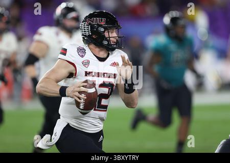17. Dezember 2021, Orlando, Florida, USA: Cure Bowl - 17. Dezember 2021: Der Quarterback der Northern Illinois Huskies Rocky Lombardi (12) rollt direkt nach unten, während er während des Spiels zwischen den Coastal Carolina Chanticleers und den Northern Illinois Huskies im Explora Stadium in Orlando, Florida nach einem offenen Empfänger sucht. (Bild: © Peter Joneleit/ZUMA Press Wire) Stockfoto