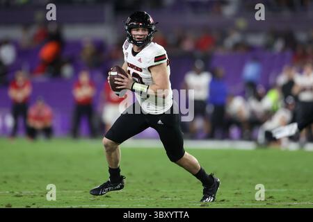 17. Dezember 2021, Orlando, Florida, USA: Cure Bowl - 17. Dezember 2021: Der Quarterback der Northern Illinois Huskies Rocky Lombardi (12) sucht sich im Explora Stadium, Orlando, Florida, nach einer Gelegenheit, während des Spiels zwischen den Coastal Carolina Chanticleers und den Northern Illinois Huskies zu suchen. (Bild: © Peter Joneleit/ZUMA Press Wire) Stockfoto