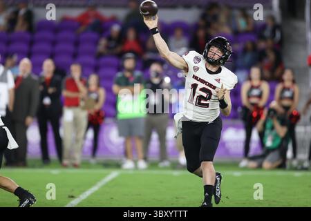 17. Dezember 2021, Orlando, Florida, USA: Cure Bowl - 17. Dezember 2021: Quarterback der Northern Illinois Huskies Rocky Lombardi (12) macht einen Pass-Versuch während des Spiels zwischen den Coastal Carolina Chanticleers und den Northern Illinois Huskies im Explora Stadium, Orlando, Florida. (Bild: © Peter Joneleit/ZUMA Press Wire) Stockfoto