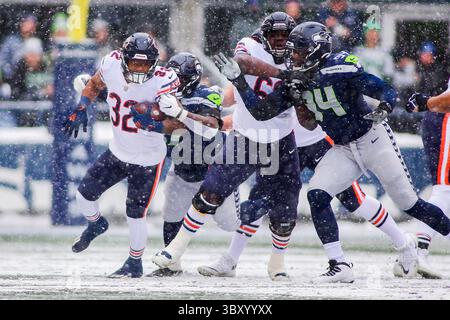 26. Dezember 2021: Chicago Bears Running Back David Montgomery (32) läuft im Schnee während eines Spiels zwischen den Chicago Bears und Seattle Seahawks im Lumen Field in Seattle, Washington. Die Bears gewannen 25:24. Abbildung: © Sean Brown/CSM via ZUMA Wire) Stockfoto