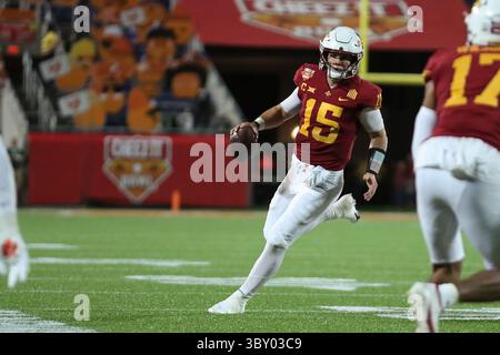 29. Dezember 2021, Orlando, Florida, USA: Cheez-IT Bowl - 29. Dezember 2021: Quarterback Brock Purdy (15) der Iowa State Cyclones im Camping World Stadium, Orlando, Florida, spielt mit dem Ball. (Bild: © Peter Joneleit/ZUMA Press Wire) Stockfoto