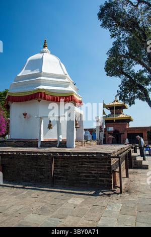 1. April 2013, Pokhara, Provinz Gandaki, Nepal: Der Haupttempel im Stil eines Chihara im Binhdaya Basini Tempelkomplex mit Glocken in Pokhara, Nepal. (Kreditbild: © Jon G. Fuller/VW Pics via ZUMA Press Wire) Stockfoto