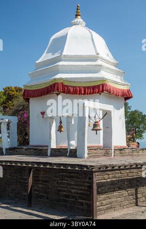 1. April 2013, Pokhara, Provinz Gandaki, Nepal: Der Haupttempel im Stil eines Chihara im Binhdaya Basini Tempelkomplex mit Glocken in Pokhara, Nepal. (Kreditbild: © Jon G. Fuller/VW Pics via ZUMA Press Wire) Stockfoto