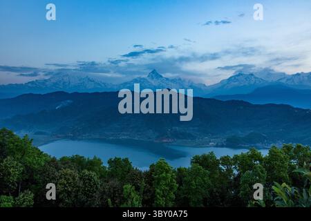 2. April 2013, Pokhara, Provinz Gandaki, Nepal: Blick auf den Annapurna-Himal vor der Dämmerung mit Blick auf den Phewa-See und den Sarangkot-Hügel. Pokhara, Nepal. (Kreditbild: © Jon G. Fuller/VW Pics via ZUMA Press Wire) Stockfoto