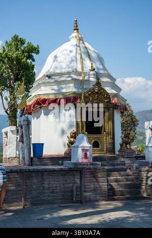 1. April 2013, Pokhara, Provinz Gandaki, Nepal: Der Haupttempel im Stil eines Chihara im Binhdaya Basini Tempelkomplex mit Glocken in Pokhara, Nepal. (Kreditbild: © Jon G. Fuller/VW Pics via ZUMA Press Wire) Stockfoto
