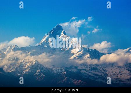 2. April 2013, Pokhara, Provinz Gandaki, Nepal: Machhapuchare oder Fischschwanz in Wolken im Annapurna Himal, vom Sarangkot Hill, Pokhara, Nepal. (Kreditbild: © Jon G. Fuller/VW Pics via ZUMA Press Wire) Stockfoto