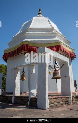 1. April 2013, Pokhara, Provinz Gandaki, Nepal: Der Haupttempel im Stil eines Chihara im Binhdaya Basini Tempelkomplex mit Glocken in Pokhara, Nepal. (Kreditbild: © Jon G. Fuller/VW Pics via ZUMA Press Wire) Stockfoto