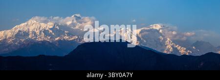 2. April 2013, Pokhara, Provinz Gandaki, Nepal: Annapurna IV, Annapurna II. und der Lamjung Himal in den Wolken im nepalesischen Himalaya. Pokhara, Nepal. Blick vom Sarangkot Hill. (Kreditbild: © Jon G. Fuller/VW Pics via ZUMA Press Wire) Stockfoto