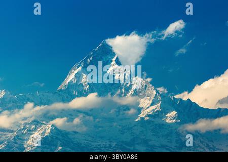 2. April 2013, Pokhara, Provinz Gandaki, Nepal: Machhapuchare oder Fischschwanz in Wolken im Annapurna Himal, vom Sarangkot Hill, Pokhara, Nepal. (Kreditbild: © Jon G. Fuller/VW Pics via ZUMA Press Wire) Stockfoto