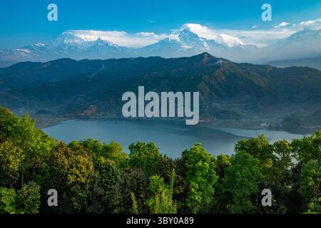 2. April 2013, Pokhara, Provinz Gandaki, Nepal: Blick am frühen Morgen auf den Annapurna Himal mit Blick auf den Phewa See und den Sarangkot Hügel. Pokhara, Nepal. (Kreditbild: © Jon G. Fuller/VW Pics via ZUMA Press Wire) Stockfoto