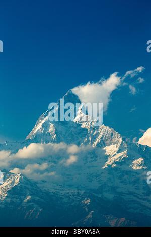 2. April 2013, Pokhara, Provinz Gandaki, Nepal: Machhapuchare oder Fischschwanz in Wolken im Annapurna Himal, vom Sarangkot Hill, Pokhara, Nepal. (Kreditbild: © Jon G. Fuller/VW Pics via ZUMA Press Wire) Stockfoto