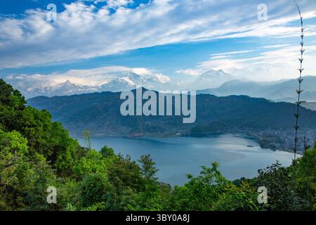 2. April 2013, Pokhara, Provinz Gandaki, Nepal: Blick auf den Annapurna-Himal vor der Dämmerung mit Blick auf den Phewa-See und den Sarangkot-Hügel. Pokhara, Nepal. (Kreditbild: © Jon G. Fuller/VW Pics via ZUMA Press Wire) Stockfoto