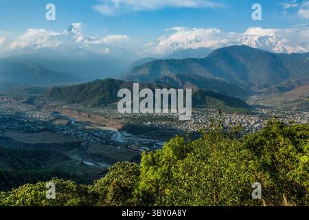 2. April 2013, Pokhara, Provinz Gandaki, Nepal: Der Annapurna-Himal im nepalesischen Himalaya und Seti Gandaki-Tal, von Sarangot aus gesehen, in der Nähe von Pokhara, Nepal. (Kreditbild: © Jon G. Fuller/VW Pics via ZUMA Press Wire) Stockfoto