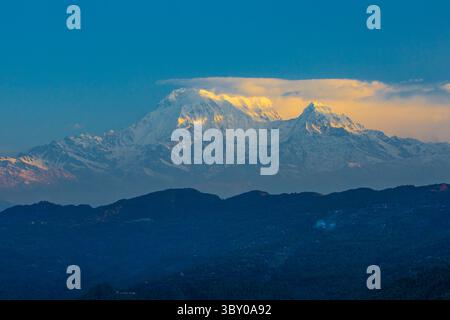 2. April 2013, Pokhara, Provinz Gandaki, Nepal: Erstes Licht bei Sonnenaufgang Annapurna Süd mit Hiunchuli rechts. Nepalesischer Himalaya in der Nähe von Pokhara, Nepal. (Kreditbild: © Jon G. Fuller/VW Pics via ZUMA Press Wire) Stockfoto