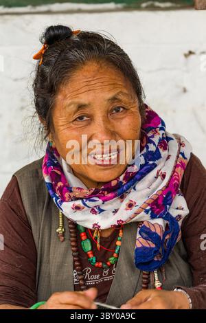 2. April 2013, Pokhara, Provinz Gandaki, Nepal: Eine tibetische Flüchtlingsfrau in einer Flüchtlingssiedlung in Pokhara, Nepal. (Kreditbild: © Jon G. Fuller/VW Pics via ZUMA Press Wire) Stockfoto