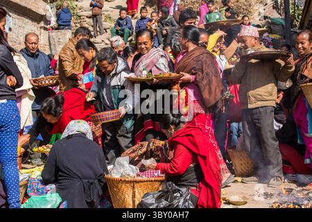 9. Februar 2015, Bhaktapur, Provinz Bagmati, Nepal: Celebrants erhalten Essen bei der Hindu-Feier des Navadurga Festivals in Bhaktapur, Nepal. (Kreditbild: © Jon G. Fuller/VW Pics via ZUMA Press Wire) Stockfoto