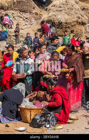 9. Februar 2015, Bhaktapur, Provinz Bagmati, Nepal: Celebrants erhalten Essen bei der Hindu-Feier des Navadurga Festivals in Bhaktapur, Nepal. (Kreditbild: © Jon G. Fuller/VW Pics via ZUMA Press Wire) Stockfoto
