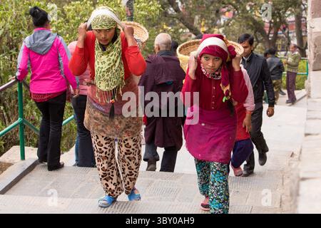 8. Februar 2015, Kathmandu, Provinz Bagmati, Nepal: Zwei junge nepalesische Frauen tragen schwere Körbe mit Steinen auf ihrem Rücken mit einem Tumpline in Kathmandu, Nepal (Credit Image: © Jon G. Fuller/VW Pics via ZUMA Press Wire) Stockfoto