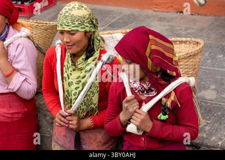 8. Februar 2015, Kathmandu, Provinz Bagmati, Nepal: Zwei junge nepalesische Frauen ruhen sich davon aus, schwere Körbe mit Steinen auf dem Rücken in Kathmandu, Nepal, zu tragen (Foto: © Jon G. Fuller/VW Pics via ZUMA Press Wire) Stockfoto