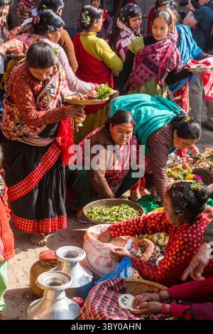 9. Februar 2015, Bhaktapur, Provinz Bagmati, Nepal: Celebrants erhalten Essen bei der Hindu-Feier des Navadurga Festivals in Bhaktapur, Nepal. (Kreditbild: © Jon G. Fuller/VW Pics via ZUMA Press Wire) Stockfoto