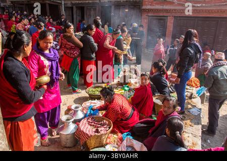 9. Februar 2015, Bhaktapur, Provinz Bagmati, Nepal: Celebrants erhalten Essen bei der Hindu-Feier des Navadurga Festivals in Bhaktapur, Nepal. (Kreditbild: © Jon G. Fuller/VW Pics via ZUMA Press Wire) Stockfoto