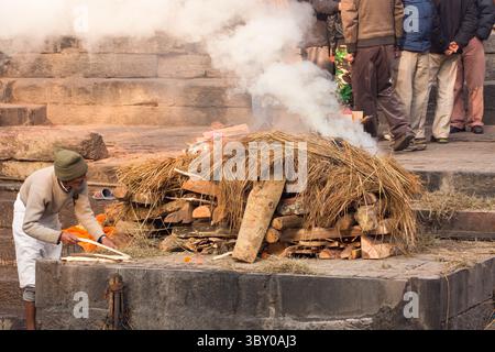 10. Februar 2015, Kathmandu, Provinz Bagmati, Nepal: Ein Arbeiter fügt Holz in den Trauerhaufen des Tempelkomplexes Pashupatinath, Kathmandu, Nepal, ein. (Kreditbild: © Jon G. Fuller/VW Pics via ZUMA Press Wire) Stockfoto
