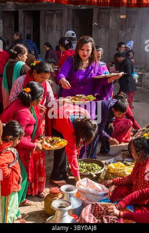 9. Februar 2015, Bhaktapur, Provinz Bagmati, Nepal: Celebrants erhalten Essen bei der Hindu-Feier des Navadurga Festivals in Bhaktapur, Nepal. (Kreditbild: © Jon G. Fuller/VW Pics via ZUMA Press Wire) Stockfoto