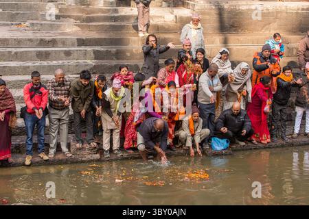 10. Februar 2015, Kathmandu, Provinz Bagmati, Nepal: Hindupilger verehren auf einem Ghetz am Ufer des Flusses Bagmati im Tempelkomplex Pashupatinath, Kathmandu, Nepal. (Kreditbild: © Jon G. Fuller/VW Pics via ZUMA Press Wire) Stockfoto