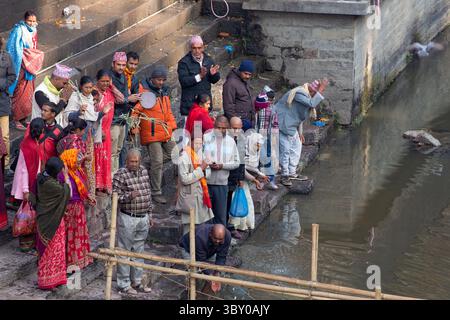 10. Februar 2015, Kathmandu, Provinz Bagmati, Nepal: Hindupilger versammeln sich auf einem Ghetto am Ufer des Flusses Bagmati im Tempelkomplex Pashupatinath, Kathmandu, Nepal. (Kreditbild: © Jon G. Fuller/VW Pics via ZUMA Press Wire) Stockfoto