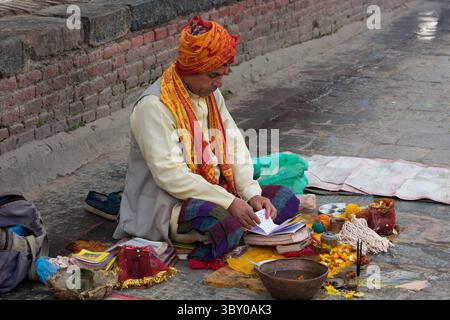 10. Februar 2015, Kathmandu, Provinz Bagmati, Nepal: Ein hinduistischer Priester studiert seine Schriften im Tempelkomplex Pashupatinath in Kathmandu, Nepal. (Kreditbild: © Jon G. Fuller/VW Pics via ZUMA Press Wire) Stockfoto