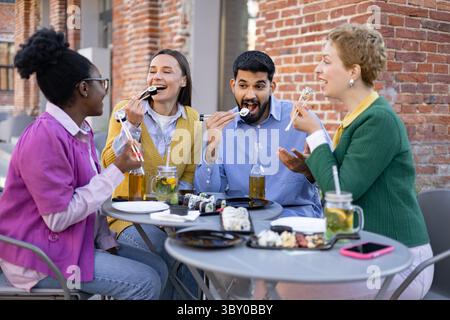 Freunde, Die Sushi Teilen Stockfoto