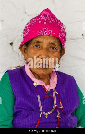 2. April 2013, Pokhara, Provinz Gandaki, Nepal: Eine ältere tibetische Flüchtlingsfrau in einer Flüchtlingssiedlung in Pokhara, Nepal. (Kreditbild: © Jon G. Fuller/VW Pics via ZUMA Press Wire) Stockfoto