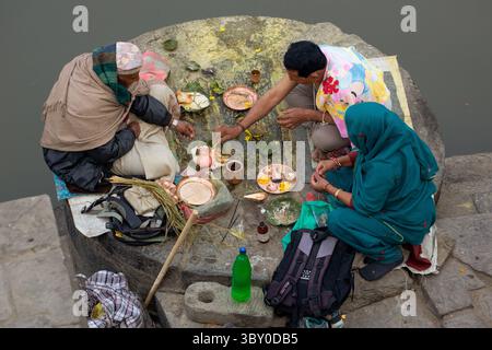 10. Februar 2015, Kathmandu, Provinz Bagmati, Nepal: Ein hinduistischer Priester segnet im Tempelkomplex Pashupatinath neben dem Fluss Bagmati in Kathmandu, Nepal. (Kreditbild: © Jon G. Fuller/VW Pics via ZUMA Press Wire) Stockfoto