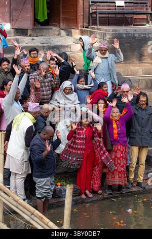 10. Februar 2015, Kathmandu, Provinz Bagmati, Nepal: Hindupilger verehren auf einem Ghetz am Ufer des Flusses Bagmati im Tempelkomplex Pashupatinath, Kathmandu, Nepal. (Kreditbild: © Jon G. Fuller/VW Pics via ZUMA Press Wire) Stockfoto