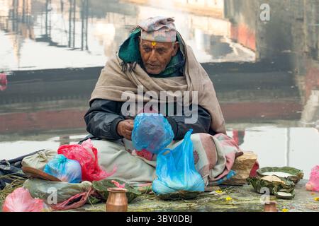 10. Februar 2015: Kathmandu, Provinz Bagmati, Nepal: Ein Hindu-Priester sitzt im Tempelkomplex Pashupatinath am heiligen Bagmati-Fluss in Kathmandu, Nepal. (Kreditbild: © Jon G. Fuller/VW Pics via ZUMA Press Wire) Stockfoto