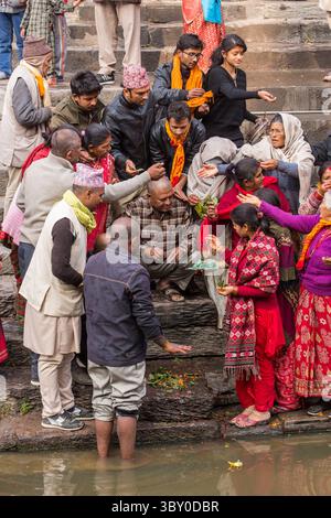 10. Februar 2015, Kathmandu, Provinz Bagmati, Nepal: Hindupilger verehren auf einem Ghetz am Ufer des Flusses Bagmati im Tempelkomplex Pashupatinath, Kathmandu, Nepal. (Kreditbild: © Jon G. Fuller/VW Pics via ZUMA Press Wire) Stockfoto