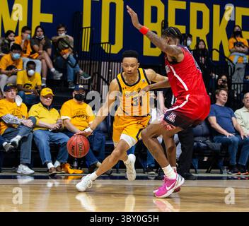 23. Januar 2022 Berkeley, CA USA, der kalifornische Wachmann Jordan Shepherd (31) fährt während des NCAA Männer Basketballspiels zwischen Arizona Wildcats und den California Golden Bears zum Basketball. Die Wildcats schlugen Kalifornien 96-71 im Hass Pavilion Berkeley Kalifornien Thurman James/CSM(Credit Image: &Copy; Thurman James/CSM via ZUMA Wire) Stockfoto