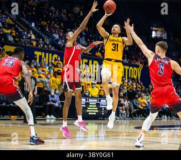 23. Januar 2022 Berkeley, CA USA, der kalifornische Wachmann Jordan Shepherd (31) fährt während des NCAA Männer Basketballspiels zwischen Arizona Wildcats und den California Golden Bears zum Basketball. Die Wildcats schlugen Kalifornien 96-71 im Hass Pavilion Berkeley Kalifornien Thurman James/CSM(Credit Image: &Copy; Thurman James/CSM via ZUMA Wire) Stockfoto
