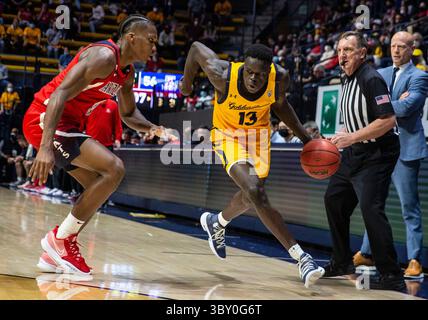 23. Januar 2022 Berkeley, CA U.S.A. Kalifornien Stürmer Kuany (13) fährt während des NCAA Men's Basketball Spiels zwischen Arizona Wildcats und den California Golden Bears zum Basketball. Die Wildcats schlugen Kalifornien 96-71 im Hass Pavilion Berkeley Kalifornien Thurman James/CSM(Credit Image: &Copy; Thurman James/CSM via ZUMA Wire) Stockfoto