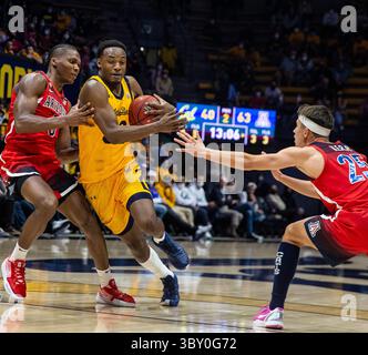 23. Januar 2022 Berkeley, CA, USA, der kalifornische Garde Jalen Celestine (32) fährt während des NCAA Männer Basketballspiels zwischen Arizona Wildcats und den California Golden Bears zum Basketball. Die Wildcats schlugen Kalifornien 96-71 im Hass Pavilion Berkeley Kalifornien Thurman James/CSM(Credit Image: &Copy; Thurman James/CSM via ZUMA Wire) Stockfoto