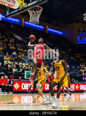 23. Januar 2022 Berkeley, CA, USA Arizona-Garant Bennedict Mathurin (0) geht während des NCAA Men's Basketball Spiels zwischen den Arizona Wildcats und den California Golden Bears zum Basketball. Die Wildcats schlugen Kalifornien 96-71 im Hass Pavilion Berkeley Kalifornien Thurman James/CSM(Credit Image: &Copy; Thurman James/CSM via ZUMA Wire) Stockfoto