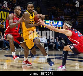 23. Januar 2022 Berkeley, CA, USA, der kalifornische Garde Jalen Celestine (32) fährt während des NCAA Männer Basketballspiels zwischen Arizona Wildcats und den California Golden Bears zum Basketball. Die Wildcats schlugen Kalifornien 96-71 im Hass Pavilion Berkeley Kalifornien Thurman James/CSM(Credit Image: &Copy; Thurman James/CSM via ZUMA Wire) Stockfoto