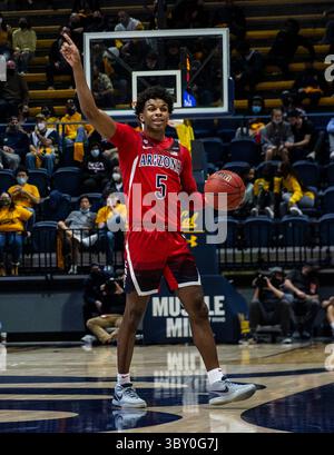23. Januar 2022 Berkeley, CA USA Arizona-Garant Justin Kier (5) spielt während des NCAA Men's Basketball-Spiels zwischen Arizona Wildcats und den California Golden Bears. Die Wildcats schlugen Kalifornien 96-71 im Hass Pavilion Berkeley Kalifornien Thurman James/CSM(Credit Image: &Copy; Thurman James/CSM via ZUMA Wire) Stockfoto