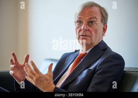 Thomas Rachel CDU, in der neuen Bundesregierung Beauftragter für weltweite Religions- und Weltanschauungsfreiheit, im gespraech mit dem Evangelischen Pressdienst epd am 15.07.2025 in Berlin. Mit ihm ist der Posten ins Auswaertige Amt umgezogen. Damit sei auch eine Aufwertung des Themas verbunden, sagt Rachel, selbst engagierter evangelischer Christ. Es gehe darum, Religion und Weltanschauung mehr Aufmerksamkeit in der Gestaltung der Aussenpolitik zu geben. Siehe epd-gespraech vom 19.07.2025 NUR REDAKTIONELLE VERWENDUNG *** Thomas Rachel CDU , Commissioner for Global Freedom of Religion and Weltanschauung in Th Stockfoto