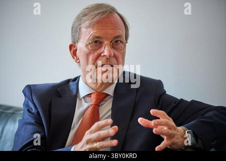 Thomas Rachel CDU, in der neuen Bundesregierung Beauftragter für weltweite Religions- und Weltanschauungsfreiheit, im gespraech mit dem Evangelischen Pressdienst epd am 15.07.2025 in Berlin. Mit ihm ist der Posten ins Auswaertige Amt umgezogen. Damit sei auch eine Aufwertung des Themas verbunden, sagt Rachel, selbst engagierter evangelischer Christ. Es gehe darum, Religion und Weltanschauung mehr Aufmerksamkeit in der Gestaltung der Aussenpolitik zu geben. Siehe epd-gespraech vom 19.07.2025 NUR REDAKTIONELLE VERWENDUNG *** Thomas Rachel CDU , Commissioner for Global Freedom of Religion and Weltanschauung in Th Stockfoto