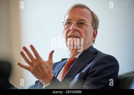 Thomas Rachel CDU, in der neuen Bundesregierung Beauftragter für weltweite Religions- und Weltanschauungsfreiheit, im gespraech mit dem Evangelischen Pressdienst epd am 15.07.2025 in Berlin. Mit ihm ist der Posten ins Auswaertige Amt umgezogen. Damit sei auch eine Aufwertung des Themas verbunden, sagt Rachel, selbst engagierter evangelischer Christ. Es gehe darum, Religion und Weltanschauung mehr Aufmerksamkeit in der Gestaltung der Aussenpolitik zu geben. Siehe epd-gespraech vom 19.07.2025 NUR REDAKTIONELLE VERWENDUNG *** Thomas Rachel CDU , Commissioner for Global Freedom of Religion and Weltanschauung in Th Stockfoto