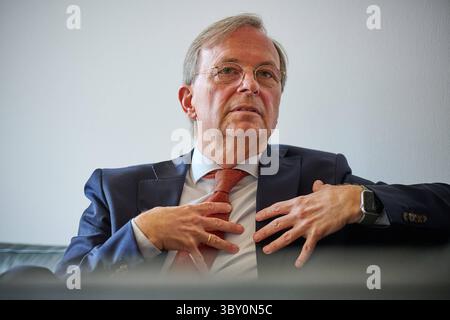 Thomas Rachel CDU, in der neuen Bundesregierung Beauftragter für weltweite Religions- und Weltanschauungsfreiheit, im gespraech mit dem Evangelischen Pressdienst epd am 15.07.2025 in Berlin. Mit ihm ist der Posten ins Auswaertige Amt umgezogen. Damit sei auch eine Aufwertung des Themas verbunden, sagt Rachel, selbst engagierter evangelischer Christ. Es gehe darum, Religion und Weltanschauung mehr Aufmerksamkeit in der Gestaltung der Aussenpolitik zu geben. Siehe epd-gespraech vom 19.07.2025 NUR REDAKTIONELLE VERWENDUNG *** Thomas Rachel CDU , Commissioner for Global Freedom of Religion and Weltanschauung in Th Stockfoto